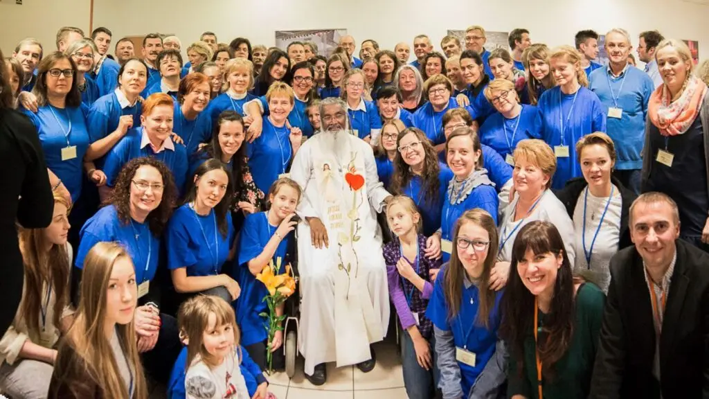 Wolontariusze podczas rekolekcji z o. Jamesem Manjackalem